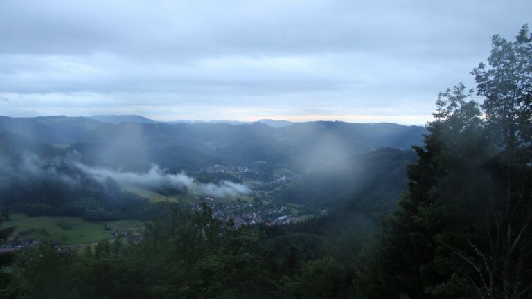 Dieses Bild zeigt eine Webcam-Aufnahme vom Achertal, aufgenommen am Freitag, den 12.06.2026 um 21:00 Uhr. Die Temperatur betrug 12.8°C.