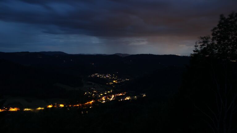 Dieses Bild zeigt eine Webcam-Aufnahme vom Achertal, aufgenommen am Samstag, den 06.06.2026 um 22:20 Uhr. Die Temperatur betrug 16.3°C.