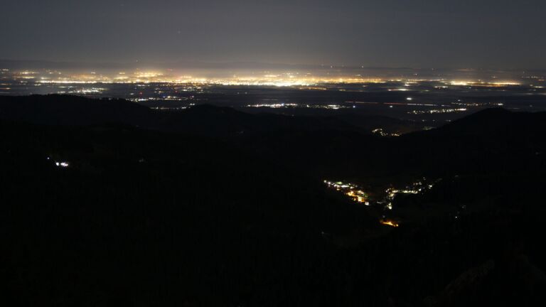 Dieses Bild zeigt eine Webcam-Aufnahme vom Achertal, aufgenommen am Mittwoch, den 12.11.2025 um 01:00 Uhr. Die Temperatur betrug 9.6°C.