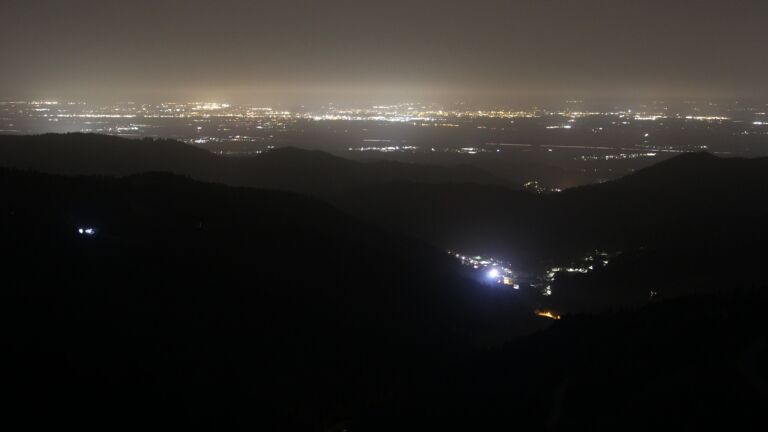 Dieses Bild zeigt eine Webcam-Aufnahme vom Achertal, aufgenommen am Freitag, den 14.11.2025 um 05:00 Uhr. Die Temperatur betrug 17.2°C.