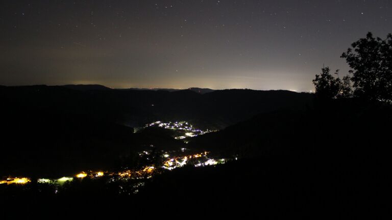 Dieses Bild zeigt eine Webcam-Aufnahme vom Achertal, aufgenommen am Samstag, den 12.09.2026 um 04:00 Uhr. Die Temperatur betrug 14.4°C.