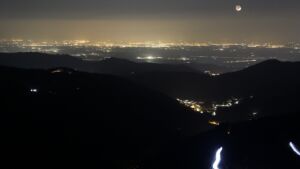 Dieses Bild zeigt eine Webcam-Aufnahme vom Achertal, aufgenommen am Freitag, den 20.03.2026 um 20:30 Uhr. Die Temperatur betrug 5.4°C.