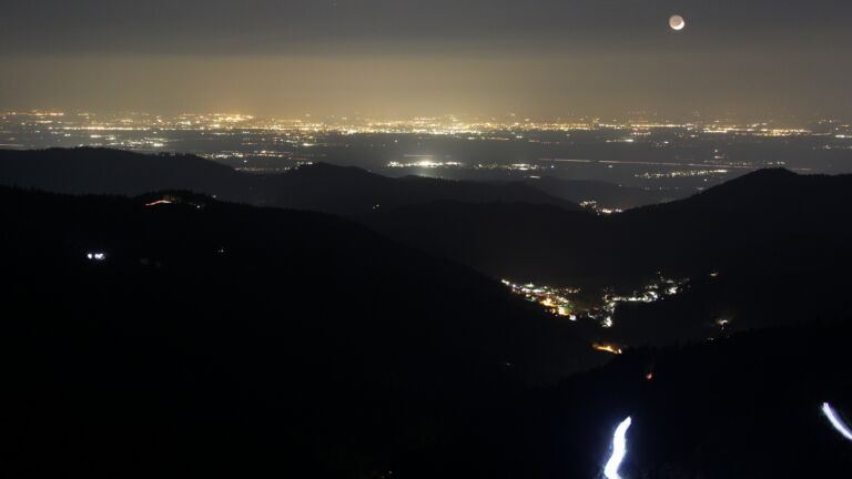 Dieses Bild zeigt eine Webcam-Aufnahme vom Achertal, aufgenommen am Freitag, den 20.03.2026 um 20:30 Uhr. Die Temperatur betrug 5.4°C.