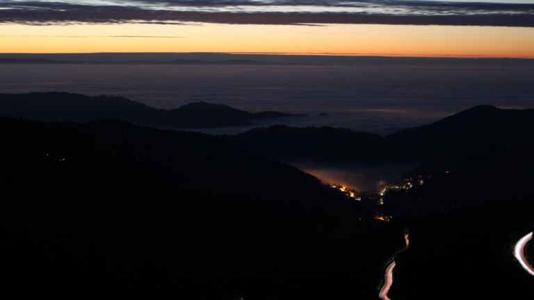 Dieses Bild zeigt eine Webcam-Aufnahme vom Achertal, aufgenommen am Samstag, den 08.11.2025 um 18:00 Uhr. Die Temperatur betrug 6.8°C.