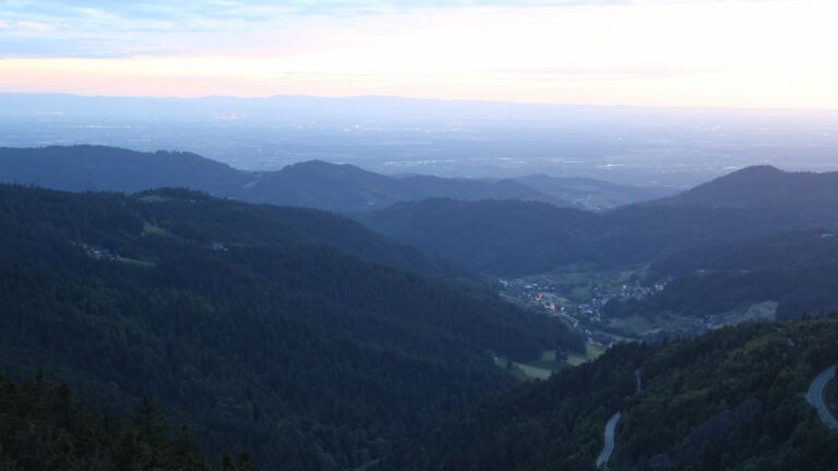 Dieses Bild zeigt eine Webcam-Aufnahme vom Achertal, aufgenommen am Freitag, den 23.05.2025 um 21:40 Uhr. Die Temperatur betrug 5.4°C.