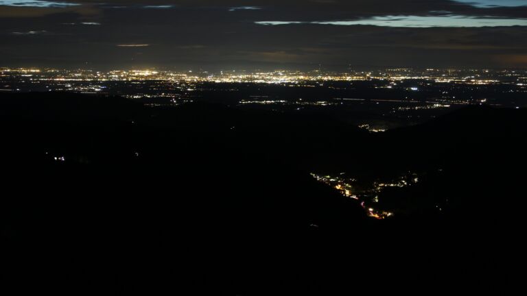 Dieses Bild zeigt eine Webcam-Aufnahme vom Achertal, aufgenommen am Montag, den 20.10.2025 um 19:40 Uhr. Die Temperatur betrug 9.1°C.