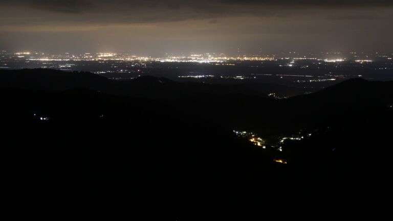 Dieses Bild zeigt eine Webcam-Aufnahme vom Achertal, aufgenommen am Freitag, den 01.08.2025 um 01:30 Uhr. Die Temperatur betrug 13.7°C.