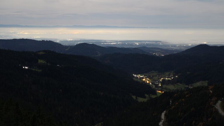 Dieses Bild zeigt eine Webcam-Aufnahme vom Achertal, aufgenommen am Donnerstag, den 06.11.2025 um 04:30 Uhr. Die Temperatur betrug 14.6°C.