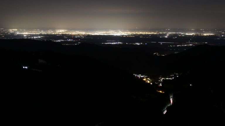 Dieses Bild zeigt eine Webcam-Aufnahme vom Achertal, aufgenommen am Freitag, den 16.01.2026 um 01:00 Uhr. Die Temperatur betrug 6.3°C.