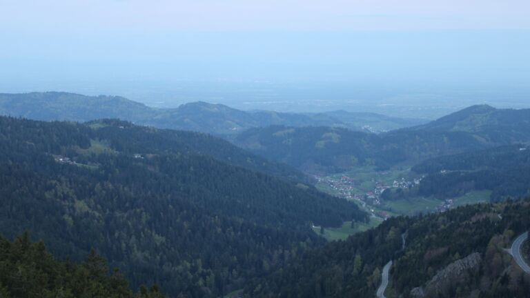 Dieses Bild zeigt eine Webcam-Aufnahme vom Achertal, aufgenommen am Samstag, den 18.04.2026 um 06:30 Uhr. Die Temperatur betrug 12.1°C.