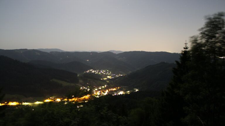 Dieses Bild zeigt eine Webcam-Aufnahme vom Achertal, aufgenommen am Montag, den 25.05.2026 um 23:10 Uhr. Die Temperatur betrug 21.9°C.