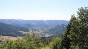 Dieses Bild zeigt eine Webcam-Aufnahme vom Achertal, aufgenommen am Mittwoch, den 12.08.2026 um 15:00 Uhr. Die Temperatur betrug 33.9°C.