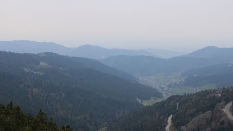 Dieses Bild zeigt eine Webcam-Aufnahme vom Achertal, aufgenommen am Samstag, den 21.03.2026 um 12:40 Uhr. Die Temperatur betrug 5.7°C.