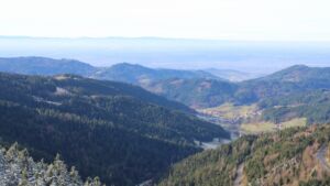 Dieses Bild zeigt eine Webcam-Aufnahme vom Achertal, aufgenommen am Montag, den 01.12.2025 um 12:30 Uhr. Die Temperatur betrug 3.1°C.