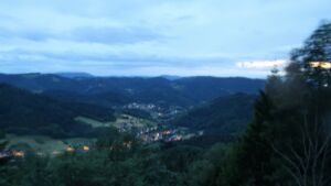 Dieses Bild zeigt eine Webcam-Aufnahme vom Achertal, aufgenommen am Donnerstag, den 04.06.2026 um 21:50 Uhr. Die Temperatur betrug 10.3°C.