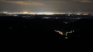 Dieses Bild zeigt eine Webcam-Aufnahme vom Achertal, aufgenommen am Dienstag, den 22.04.2025 um 23:30 Uhr. Die Temperatur betrug 9.1°C.