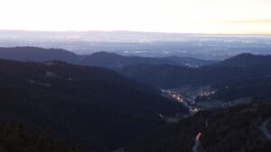 Dieses Bild zeigt eine Webcam-Aufnahme vom Achertal, aufgenommen am Dienstag, den 09.12.2025 um 17:10 Uhr. Die Temperatur betrug 10.4°C.