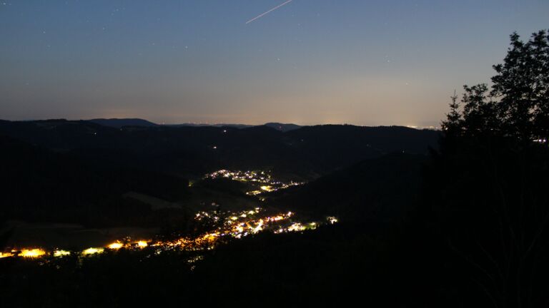 Dieses Bild zeigt eine Webcam-Aufnahme vom Achertal, aufgenommen am Mittwoch, den 01.07.2026 um 23:10 Uhr. Die Temperatur betrug 18.4°C.