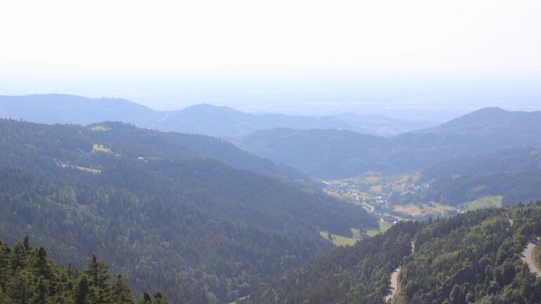 Dieses Bild zeigt eine Webcam-Aufnahme vom Achertal, aufgenommen am Freitag, den 20.06.2025 um 17:30 Uhr. Die Temperatur betrug 22.5°C.