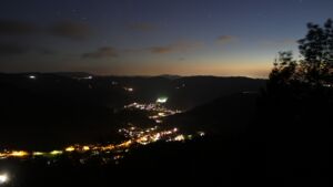 Dieses Bild zeigt eine Webcam-Aufnahme vom Achertal, aufgenommen am Donnerstag, den 29.10.2026 um 18:30 Uhr. Die Temperatur betrug 7.1°C.