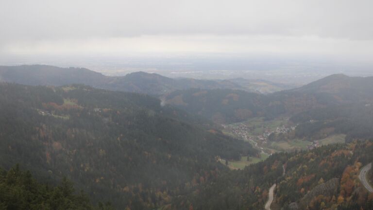 Dieses Bild zeigt eine Webcam-Aufnahme vom Achertal, aufgenommen am Sonntag, den 26.10.2025 um 11:30 Uhr. Die Temperatur betrug 0.6°C.