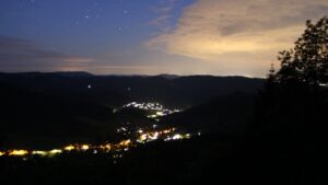 Dieses Bild zeigt eine Webcam-Aufnahme vom Achertal, aufgenommen am Sonntag, den 17.05.2026 um 04:10 Uhr. Die Temperatur betrug 5.4°C.