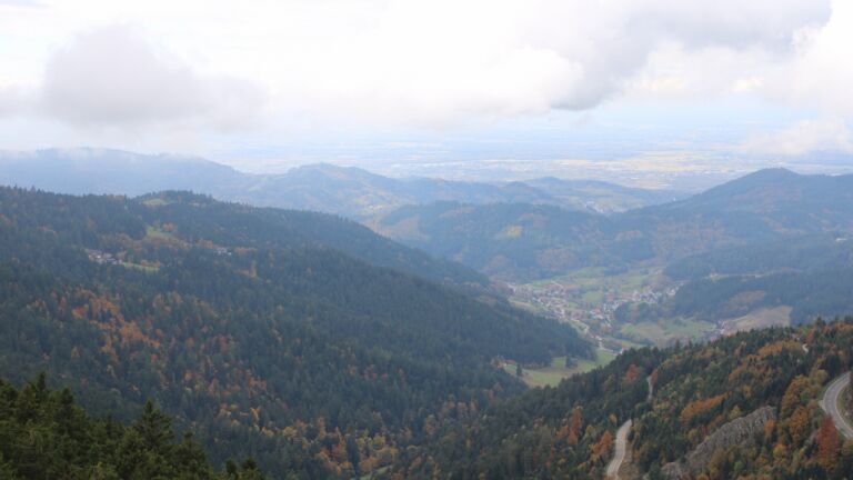 Dieses Bild zeigt eine Webcam-Aufnahme vom Achertal, aufgenommen am Donnerstag, den 16.10.2025 um 13:40 Uhr. Die Temperatur betrug 9.4°C.