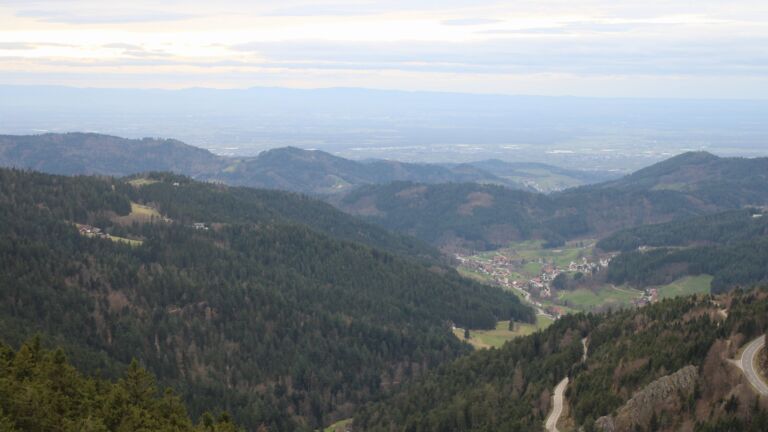 Dieses Bild zeigt eine Webcam-Aufnahme vom Achertal, aufgenommen am Freitag, den 13.03.2026 um 17:20 Uhr. Die Temperatur betrug 7.9°C.