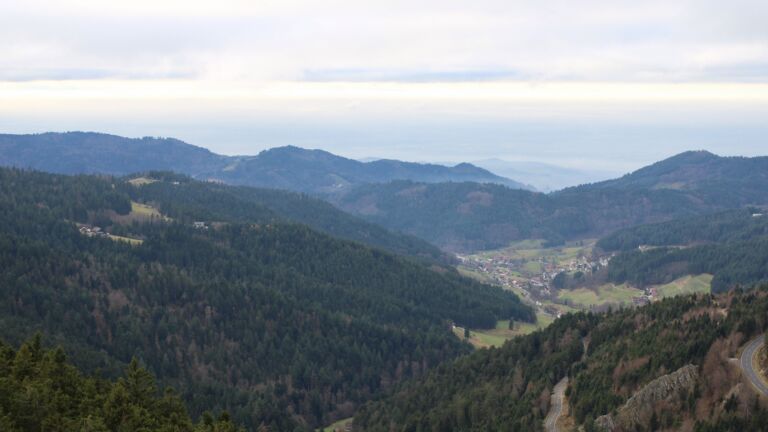 Dieses Bild zeigt eine Webcam-Aufnahme vom Achertal, aufgenommen am Donnerstag, den 04.12.2025 um 14:10 Uhr. Die Temperatur betrug 3.2°C.