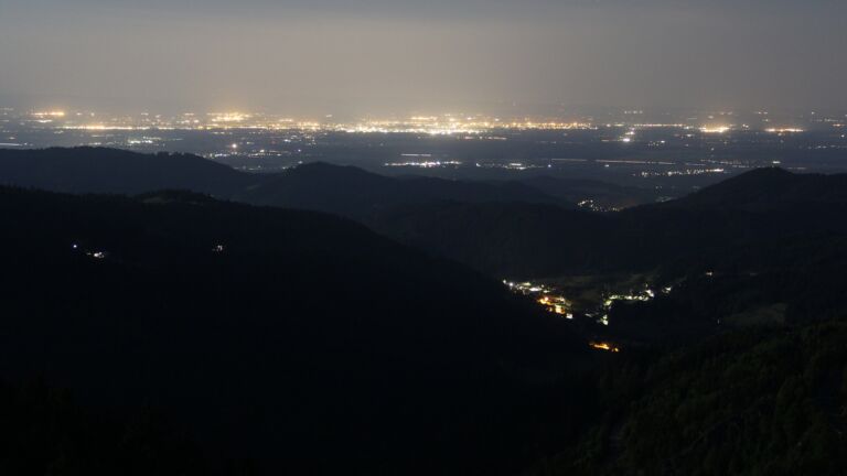 Dieses Bild zeigt eine Webcam-Aufnahme vom Achertal, aufgenommen am Mittwoch, den 14.05.2025 um 03:50 Uhr. Die Temperatur betrug 10.6°C.