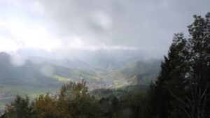Dieses Bild zeigt eine Webcam-Aufnahme vom Achertal, aufgenommen am Mittwoch, den 28.10.2026 um 11:50 Uhr. Die Temperatur betrug 8.9°C.