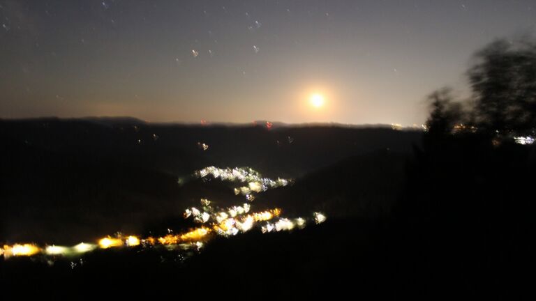 Dieses Bild zeigt eine Webcam-Aufnahme vom Achertal, aufgenommen am Mittwoch, den 19.08.2026 um 22:30 Uhr. Die Temperatur betrug 25.2°C.