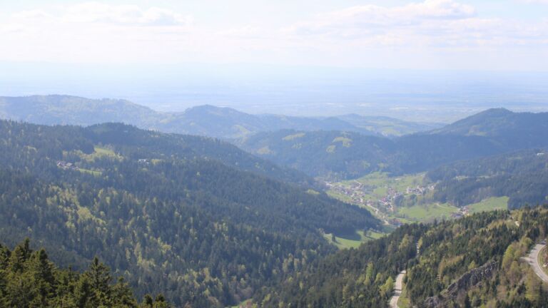 Dieses Bild zeigt eine Webcam-Aufnahme vom Achertal, aufgenommen am Sonntag, den 19.04.2026 um 15:30 Uhr. Die Temperatur betrug 8.2°C.