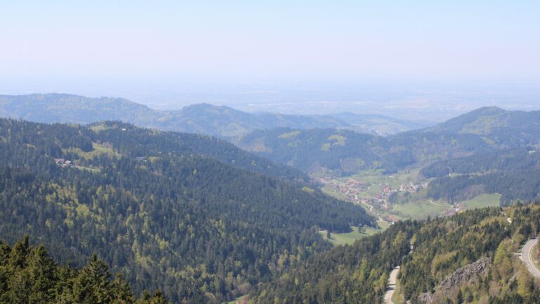 Dieses Bild zeigt eine Webcam-Aufnahme vom Achertal, aufgenommen am Mittwoch, den 22.04.2026 um 13:20 Uhr. Die Temperatur betrug 7.4°C.