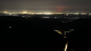 Dieses Bild zeigt eine Webcam-Aufnahme vom Achertal, aufgenommen am Montag, den 27.04.2026 um 04:40 Uhr. Die Temperatur betrug 9.8°C.