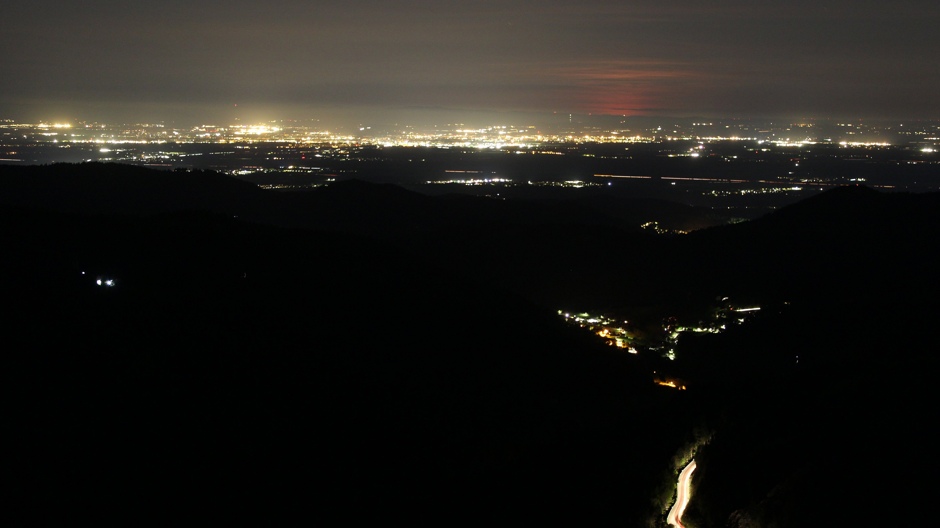 Dieses Bild zeigt eine Webcam-Aufnahme vom Achertal, aufgenommen am Montag, den 27.04.2026 um 04:40 Uhr. Die Temperatur betrug 9.8°C.