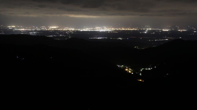 Dieses Bild zeigt eine Webcam-Aufnahme vom Achertal, aufgenommen am Mittwoch, den 23.07.2025 um 03:50 Uhr. Die Temperatur betrug 11.2°C.