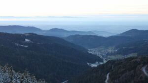 Dieses Bild zeigt eine Webcam-Aufnahme vom Achertal, aufgenommen am Montag, den 01.12.2025 um 16:40 Uhr. Die Temperatur betrug -0.7°C.