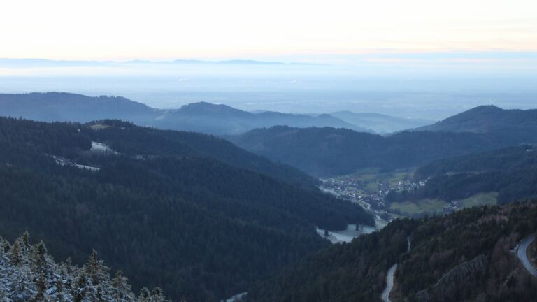 Dieses Bild zeigt eine Webcam-Aufnahme vom Achertal, aufgenommen am Montag, den 01.12.2025 um 16:40 Uhr. Die Temperatur betrug -0.7°C.