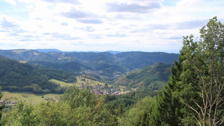 Dieses Bild zeigt eine Webcam-Aufnahme vom Achertal, aufgenommen am Samstag, den 29.08.2026 um 13:30 Uhr. Die Temperatur betrug 20.8°C.