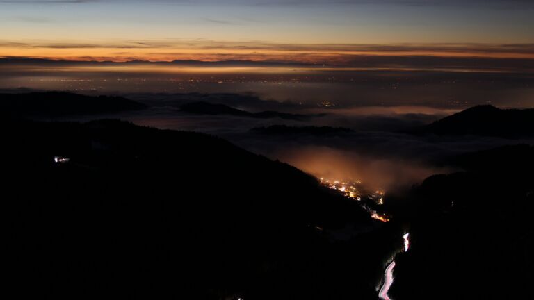 Dieses Bild zeigt eine Webcam-Aufnahme vom Achertal, aufgenommen am Samstag, den 22.11.2025 um 18:00 Uhr. Die Temperatur betrug -4.1°C.