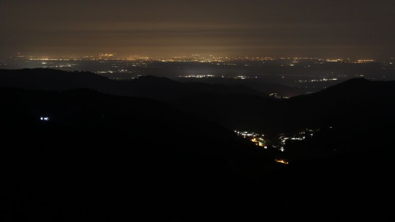 Dieses Bild zeigt eine Webcam-Aufnahme vom Achertal, aufgenommen am Montag, den 09.03.2026 um 00:30 Uhr. Die Temperatur betrug 9.1°C.