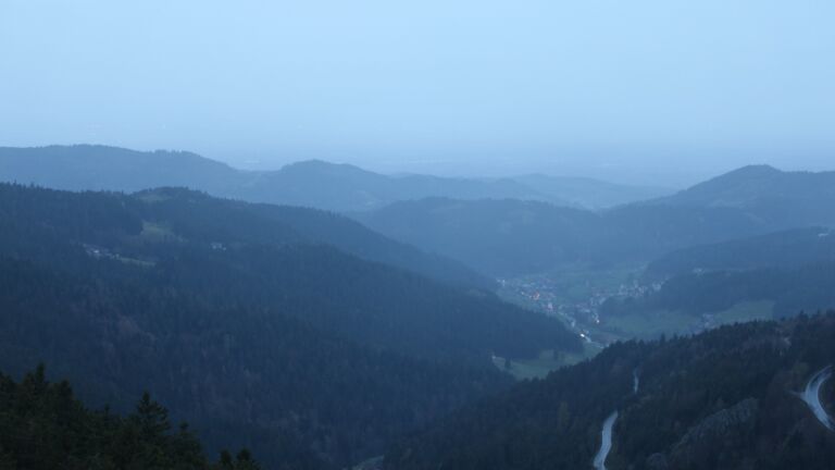 Dieses Bild zeigt eine Webcam-Aufnahme vom Achertal, aufgenommen am Samstag, den 11.04.2026 um 20:20 Uhr. Die Temperatur betrug 9.9°C.