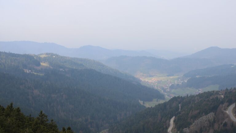 Dieses Bild zeigt eine Webcam-Aufnahme vom Achertal, aufgenommen am Montag, den 23.03.2026 um 10:20 Uhr. Die Temperatur betrug 6.8°C.