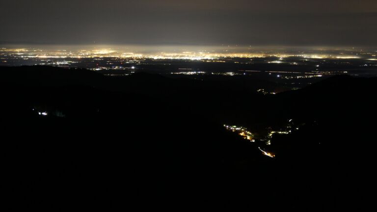 Dieses Bild zeigt eine Webcam-Aufnahme vom Achertal, aufgenommen am Freitag, den 31.10.2025 um 05:00 Uhr. Die Temperatur betrug 8.1°C.