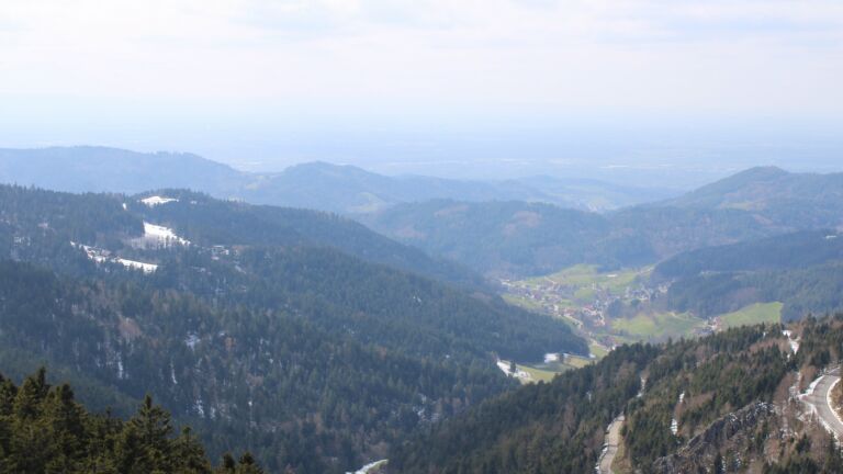 Dieses Bild zeigt eine Webcam-Aufnahme vom Achertal, aufgenommen am Freitag, den 03.04.2026 um 15:20 Uhr. Die Temperatur betrug 5.9°C.