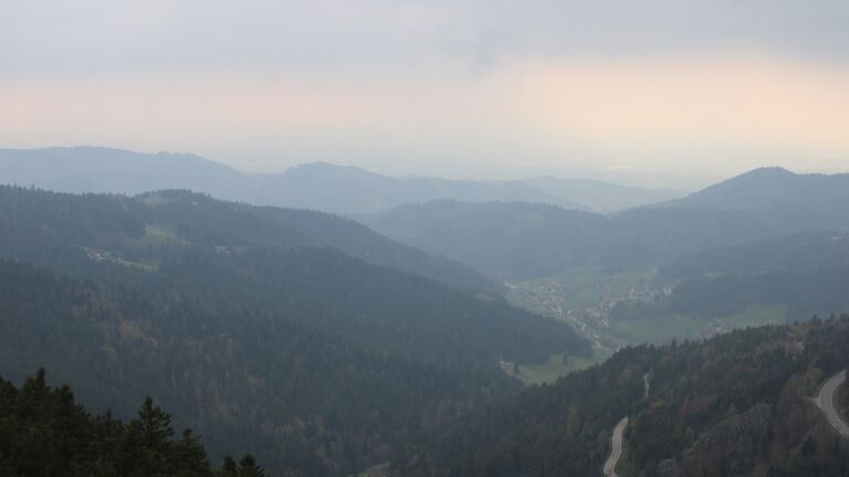 Dieses Bild zeigt eine Webcam-Aufnahme vom Achertal, aufgenommen am Dienstag, den 14.04.2026 um 17:40 Uhr. Die Temperatur betrug 4.8°C.