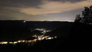 Dieses Bild zeigt eine Webcam-Aufnahme vom Achertal, aufgenommen am Donnerstag, den 15.10.2026 um 22:30 Uhr. Die Temperatur betrug 15.3°C.