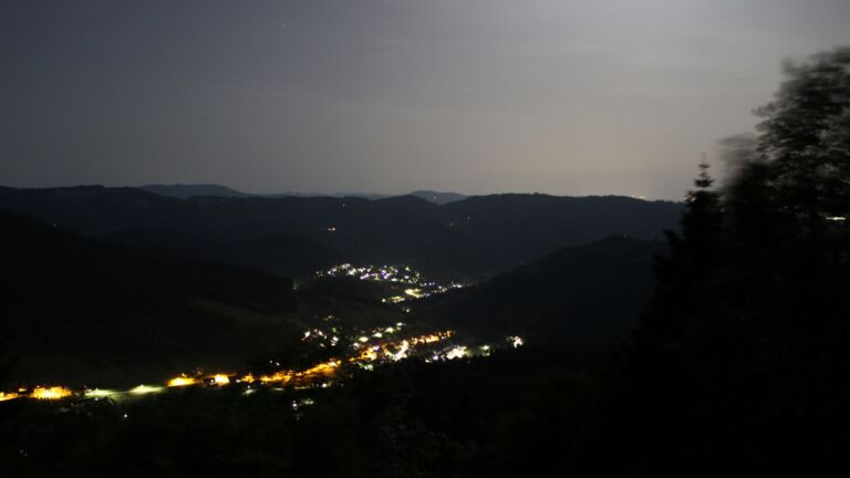 Dieses Bild zeigt eine Webcam-Aufnahme vom Achertal, aufgenommen am Montag, den 25.05.2026 um 00:00 Uhr. Die Temperatur betrug 21.5°C.