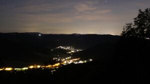 Dieses Bild zeigt eine Webcam-Aufnahme vom Achertal, aufgenommen am Montag, den 06.07.2026 um 23:30 Uhr. Die Temperatur betrug 21.7°C.